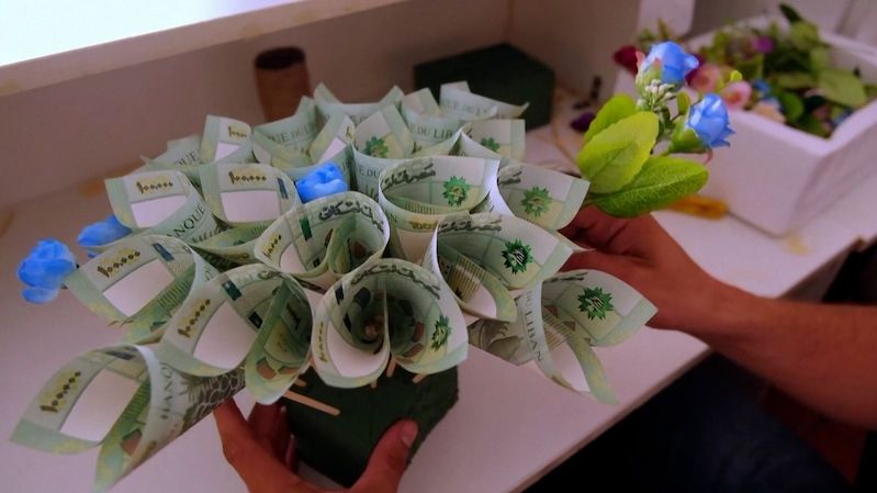 Místo obyčejných květin frčí v Libanonu pugéty z bankovek